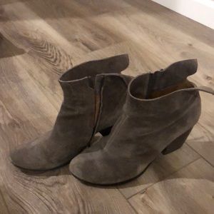 Cíclico suede ankle boots.